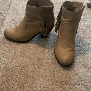 Sam & Libby bootie size 6.5 tan